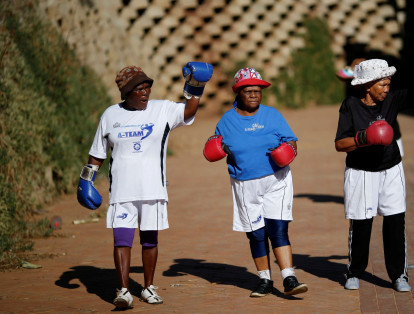 Unas abuelas en Sudáfrica se niegan a que su edad las derrumbe, por lo que encontraron en el boxeo una buena forma de combatir las molestias de la vejez.