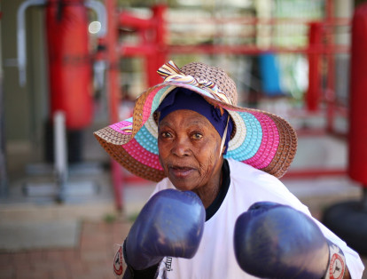 Zodwa Thwala, en la foto, es una de las que asiste a las clases en Johannesburgo, la ciudad más grande de Sudáfrica.