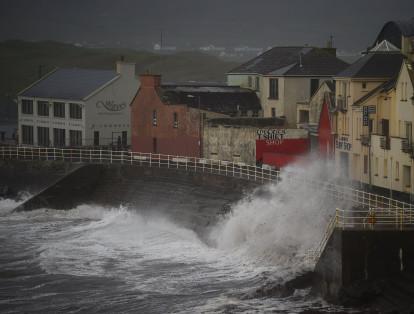 La tormenta Ophelia mantiene su trayectoria hacia Reino Unido, tras provocar varios muertos en Irlanda.