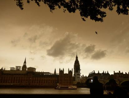 El amanecer de Londres este lunes se tornó en un color anaranjado, poco usual, debido a los fuertes vientos que la tormenta Ophelia ha dejado a su paso. El polvo y las nubes grises se han movido de la capital del Reino Unido generando este fenómeno que ha llamado la atención de miles de personas.