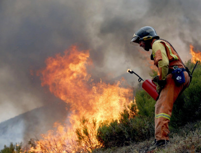 Al menos 39 personas murieron en los incendios forestales que devastaban este lunes varias áreas de Portugal y de la vecina región española de Galicia, atizado por fuertes vientos originados en el huracán Ophelia.