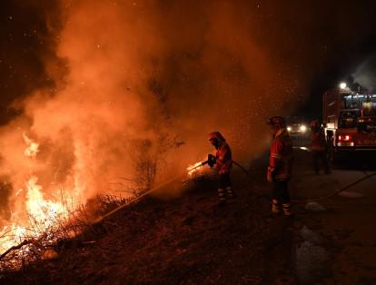 Cerca de 3.000 bomberos trabajaban en todo el país para intentar apagar los incendios, pero más de una treintena de focos "importantes" seguían activos y un número indeterminado de pueblos permanecían bajo la amenaza de las llamas.