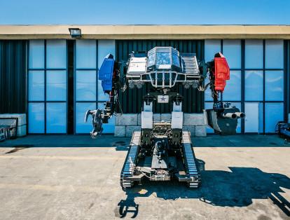 Las dos máquinas fuertemente armadas se enfrentaron en una fábrica abandonada en Japón. Los robots se dispararon con cañones y se chocaban entre ellos.