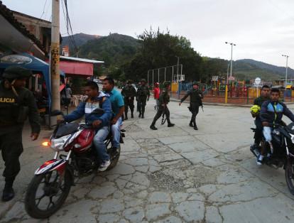En Toribio, en el Cauca, se registraron más de 600 ataques guerrilleros y más de 10 intentos de toma durante la guerra. Hoy, pese a que el municipio vive en paz, las autoridades no bajan la guardia y siguen prestando seguridad.