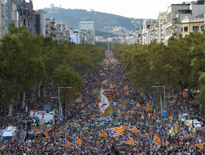 Ante el anuncio de Mariano Rajoy de aplicar el artículo 155, este sábado unas 450.000 personas marcharon en Barcelona reclamando la independencia de Cataluña.