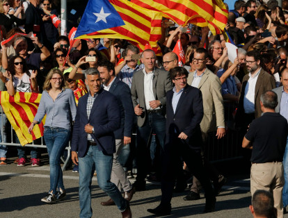 Las marchas estuvieron encabezadas por el presidente catalán, Carles Puigdemont, junto a él, se colocaron el resto de miembros del ejecutivo catalán.
