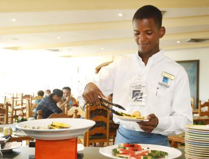 En Cartagena, varios hoteles les han dado la oportunidad a jóvenes con limitaciones auditivas para que trabajen en los restaurantes de sus establecimientos.
