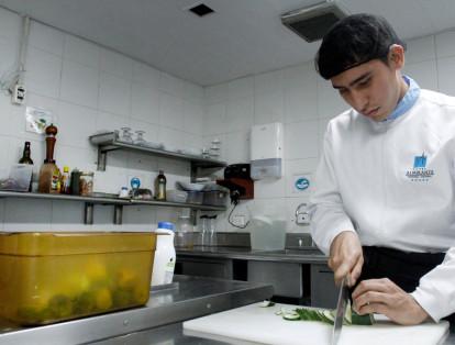 Roberto Carlos se destaca en la cocina del Almirante por su sazón y sus cortes finos. El lugar suele ser muy concurrido, por lo que este joven tiene una ardua labor diariamente.