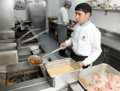 Su condición no le ha impedido realizar sus sueños. A través de su intérprete, Roberto Carlos es capaz de comunicar la satisfacción que le genera cocinar para uno de los hoteles más importantes de Cartagena.