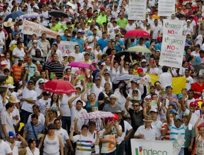Barranquilla, Colombia, 24 de Octubre de 2017. Marcha de los pequeños comerciantes de Barranquilla, representados por UNDECO, hacia la alcaldía en protesta por el nuevo código de policía y por el cobro de altos impuestos. Habían alrededor de 1000 personas en la marcha, familias enteras y empleados participaron. No hubo alteraciones de orden público y una llovizna. Foto Vanexa Romero/ETCE