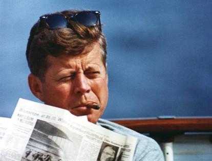 John F. Kennedy fue el presidente 35 de Estados Unidos. Fue un héroe de la guerra del Pacífico en 1943 y ganador de un premio Pulitzer en 1957 por la crónica que escribió acerca de su experiencia en la II Guerra Mundial.

Y para estar a tono con la emotividad que rodeó muchos de los episodios de su vida, este hombre, alineado en el ala Liberal del Partido Demócrata, derrotó en 1960 a su oponente en la carrera por la Presidencia, Richard Nixon, por el margen más apretado en cien años de historia electoral de los Estados Unidos: Kennedy 49.9%; Nixon 49.6.