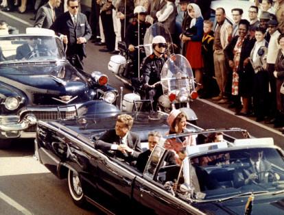 Nadie supo explicar por qué el automóvil de Kennedy resultó de segundo y el de los periodistas en el puesto 14, hecho que privó a los investigadores del asesinato del valioso testimonio gráfico de los comunicadores.