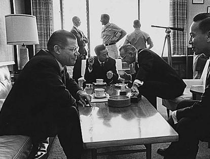 Treinta minutos después John. F. Kennedy falleció en el Parkland Memorial Hospital de Dallas, Texas. Posteriormente el vicepresidente Lyndon B. Johnson jura como 36 Presidente de los Estados Unidos en el mismo avión en el que se transportaba hacia Washington el cadáver de su antecesor.