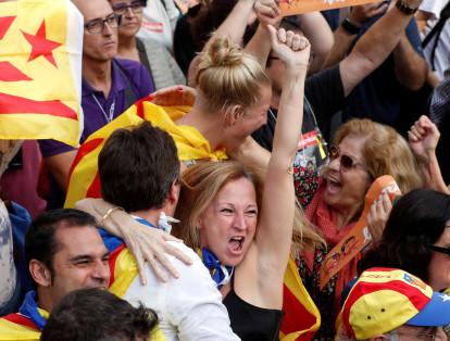 Entretanto, decenas de miles de independentistas congregados cerca del Parlamento de Cataluña en Barcelona recibieron con un estallido de júbilo la declaración de independencia de esta región española