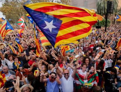 Los manifestantes lanzaron hurras, aplausos y gritos de "independencia", para inmediatamente después entonar con fervor el himno de Cataluña, muchos con el puño en alto.