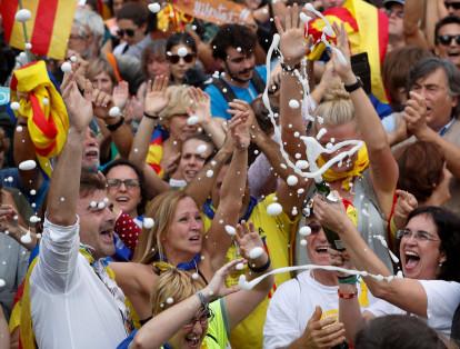 "Constituimos la República catalana, como Estado independiente y soberano, de derecho, democrático y social", explica la resolución a debate, presentada por una heteróclita coalición de nacionalistas.