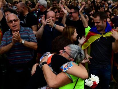"Estoy muy emocionada, muy contenta, de por fin ir hacia adelante y construir una república, un país nuevo, a partir de cero". Vestida con una camiseta que dice "fem pais" (hacemos país, en catalán), dijo no temer la aplicación del artículo 155 por parte del gobierno central de Mariano Rajoy, para poner a Cataluña bajo tutela de Madrid.