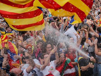 La sesión parlamentaria fue retransmitida en directo en pantallas gigantes, en dos amplias vías repletas de personas en las afueras del parque de la Ciudadela, en el centro de la capital catalana.
