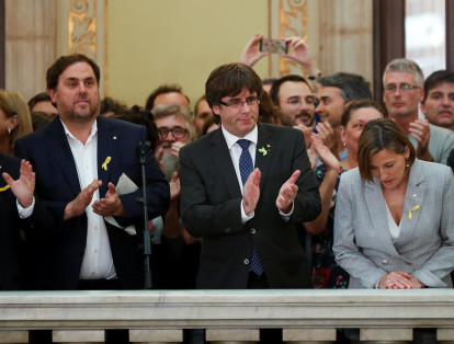 Por su parte, el presidente catalán, Carles Puigdemont, llamó este viernes a mantener la lucha por la independencia de manera pacífica y cívica, después de que el Parlamento declarara la secesión de esta región de España.