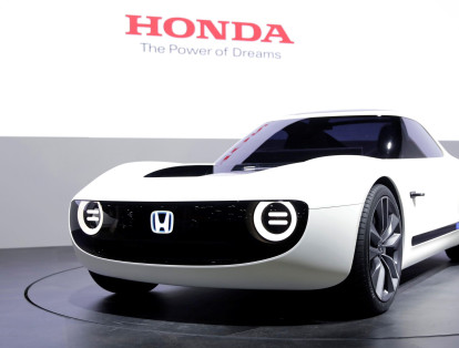 Honda Urban EV, de la familia de vehículos inteligentes de esta marca, tiene la particularidad que muestra señalas y mensajes a quienes lo miran.