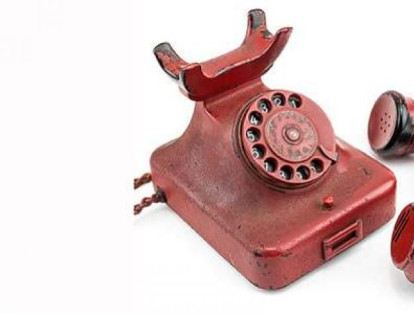 El teléfono de Hitler 

El teléfono rojo de Adolfo Hitler, presentado como "el arma más destructora" de la historia fue vendido en 243.000 dólares (más de 700 millones de pesos) por la casa de subastas Alexander Historical Auctions en el estado de Maryland, costa este de Estados Unidos. La identidad del comprador no ha sido revelada.