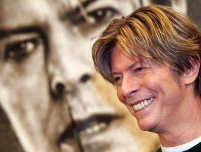 Mechón de pelo de David Bowie 

La casa Heritage Auctions, situada en la ciudad californiana de Beverly Hills, subastó un mechón de pelo perteneciente al fallecido músico David Bowie. El valor de la venta fue de 18.750 dólares. La encargada de cortar esta pieza fue Wendy Farrier en 1983 para una exposición que se hizo en el museo Madame Tussausd.