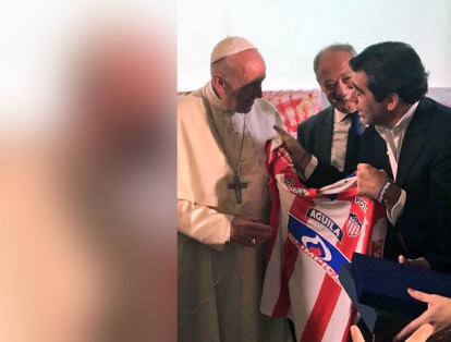 Alejandro Char le entregó al Papa una camiseta con el número 10, estampada con el nombre de Francisco.
