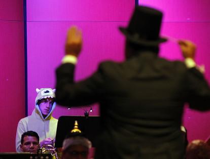 La orquesta Sinfónica de la Universidad Eafit de Medellín se disfrazó para celebrar con los niños la octava versión del concierto Embrujados con la orquesta, un concierto didáctico dedicado al mes de los niños en donde se combinó la literatura con grandes obras musicales.