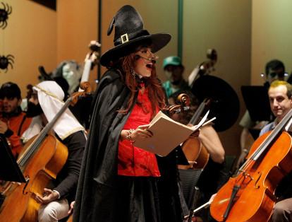 La orquesta Sinfónica de la Universidad Eafit de Medellín se disfrazó para celebrar con los niños la octava versión del concierto Embrujados con la orquesta, un concierto didáctico dedicado al mes de los niños en donde se combinó la literatura con grandes obras musicales.