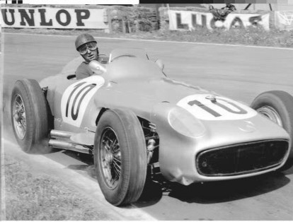 2) El argentino Juan Manuel Fangio (1911-1995) tiene cinco títulos: 1951 (Alfa Romeo), 1954 (Maserati/Mercedes-Benz), 1955 (Mercedes-Benz), 1956 (Ferrari) y 1957 (Maserati). 
Foto de 1955
