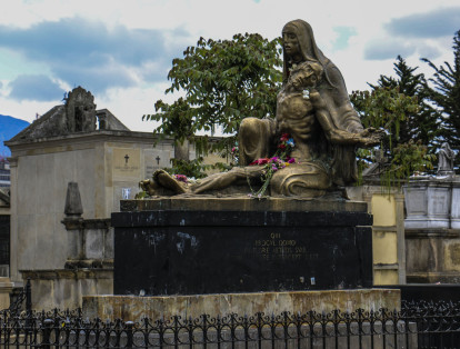 En el Cementerio Central de Bogotá hay personas que le hacen cultos a los muertos y le rezan a sus almas para pedirles favores.
