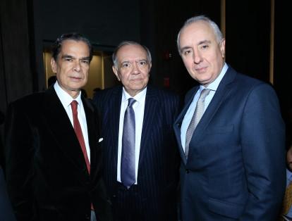 Alberto Abello, Carlos Martínez y el embajador de España Pablo Gómez de Olea.