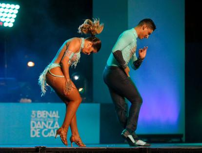 Más de 500 bailarines locales se han beneficiado de las clases maestras, que han sido abiertas y gratuitas y son apoyadas por el British Council, aliado de la Bienal 2017. En la foto:  Adriana Ávila y Jéfferson Benjumea.