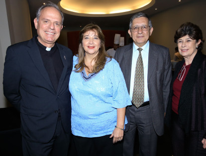 El padre Camilo Bernal, Ana Claudia Obando, Roberto Ospina e Inés Elvira Roldán.