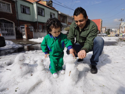 Al parecer, no hay necesidad de viajar fuera del país para crear un muñeco de 'nieve'. Padres y niños han mostrado su creatividad con el hielo.