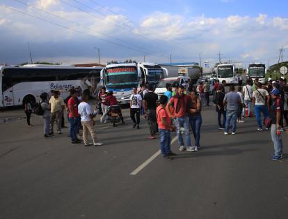 Más de mil personas, una cuarta parte venezolanos, permanecían a unos 400 metros del peaje de Villarrica.