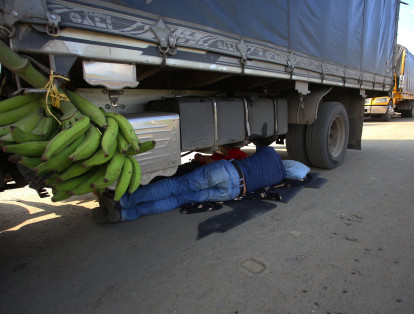 La policía de carreteras anunció que se mantienen caravanas con protección a vehículos de carga, pasajeros y particulares en la vía a Buenaventura, mientras que algunos camioneros duermen bajo las tractomulas.