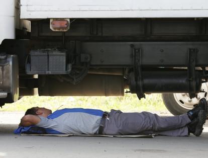 Camioneros duermen bajo las tractomulas mientras se hacen intentos por despejar la vía.
