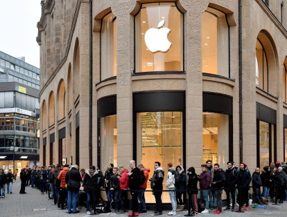 En Colonia, Alemania, cientos de personas hacen fila para ingresar a la tienda Apple y adquirir en iPhone X.