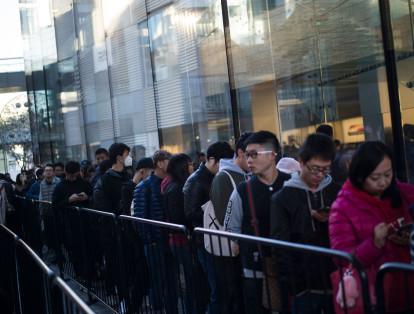 En Pekín, China, cientos de personas colmaron las tiendas para comprar el iPhone X. No obstante, no habría suficientes celulares por problemas en la cadena de producción.