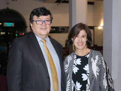 El ministro Consejero, Juan Roberto González, y la diseñadora Pepa Pombo.