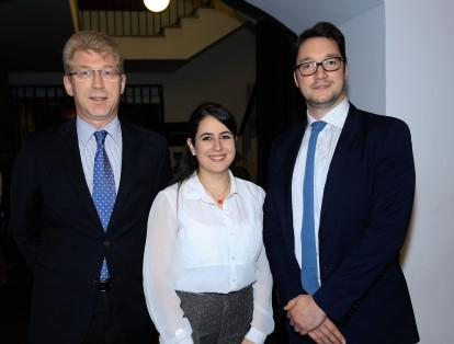 Anatoli Sokolof, de la embajada de Rusia, Valeria Donado, de la embajada de México y, Nicolás Roberts, de la embajada Británica.