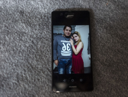Mohamad Al-Sudani y su esposa Khitam dicen, “encontramos el amor en un lugar sin esperanza”. Después de sufrir varios abusos, se encontraron en un barco rumbo a Grecia. Ella espera su primer hijo y todavía carga mucho dolor.