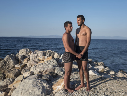 Dos marroquíes huyeron con miedo y se refugiaron en Grecia. Uno de ellos dice, “estaba respirando aire fresco, pero sentí como si estuviera en confinamiento solitario".