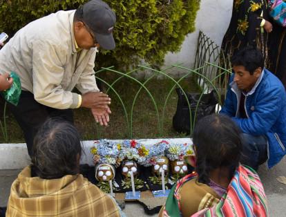 Cada 8 de noviembre, en el Cementerio Central de La Paz, Bolivia, muchos bolivianos se reúnen a rendir culto a las 'natitas', como llaman a las calaveras humanas de las que varias personas son dueños. Según la tradición, las natitas protegen a sus dueños, quienes las tienen en sus casas todo el año y las llevan a distintas capillas cada 8 de noviembre para hacer rituales con ellas.