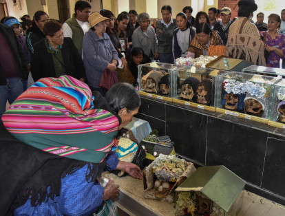 Cada 8 de noviembre, en el Cementerio Central de La Paz, Bolivia, muchos bolivianos se reúnen a rendir culto a las 'natitas', como llaman a las calaveras humanas de las que varias personas son dueños. Según la tradición, las natitas protegen a sus dueños, quienes las tienen en sus casas todo el año y las llevan a distintas capillas cada 8 de noviembre para hacer rituales con ellas.