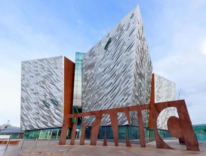 1. Belfast (Irlanda del Norte):

Se trata de la capital y de la ciudad más grande de Irlanda del Norte. Es un lugar que se ha ido transformando en los últimos años convirtiéndolo en un espacio moderno. Además, es la cuna de la historia del Titanic.