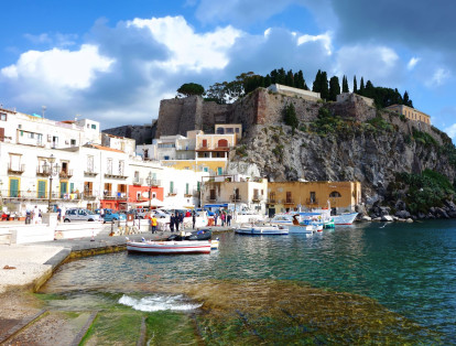 6. Islas Eolias (Italia)

Se trata de siete islas ubicadas en la punta de 'la bota itálica' las cuales todavía pueden ser visitadas sin aglomeraciones. Cada una de ellas tiene características distintas así como restaurantes, bares e incluso viñedos.