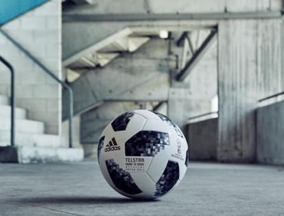 Telstar 18
Adidas manejó una línea retro para este Mundial de Rusia, por lo que el balón es un homenaje a los primeros que hizo la marca para esta competencia. El balón incluye un chip NFC integrado, que permite a los consumidores interactuar con la pelota usando un teléfono inteligente.