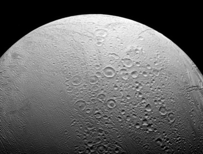 Hidrógeno en Encélado 

La Nasa comunicó el hallazgo de hidrógeno molecular y agua expulsada por fuentes hidrotermales hacia el espacio en la luna Encélado, uno de los cuerpos que orbitan alrededor de Saturno. Con esta información es posible pensar que el Encélado tendría las condiciones necesarias para albergar vida.